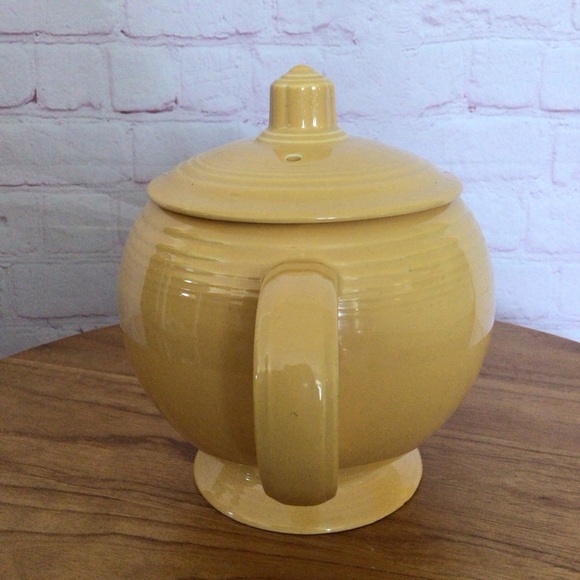 Vintage Fiesta Medium “C” Handled Original Yellow Covered Teapot - Picture 4 of 8